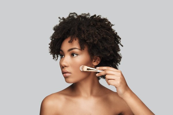 Spécialiste du maquillage pour peau noire et métisse : astuces indispensables