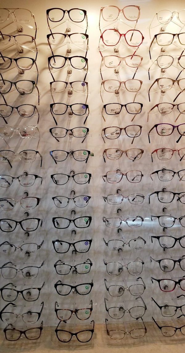 Découvrez le style et la praticité des chainettes de lunettes